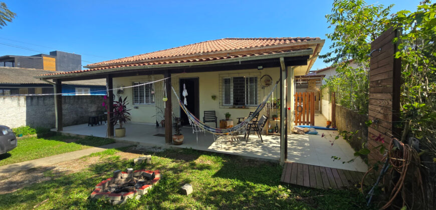 Casa em frente a Lagoa de Ibiraquera, no bairro Alto Arroio, Imbituba/SC