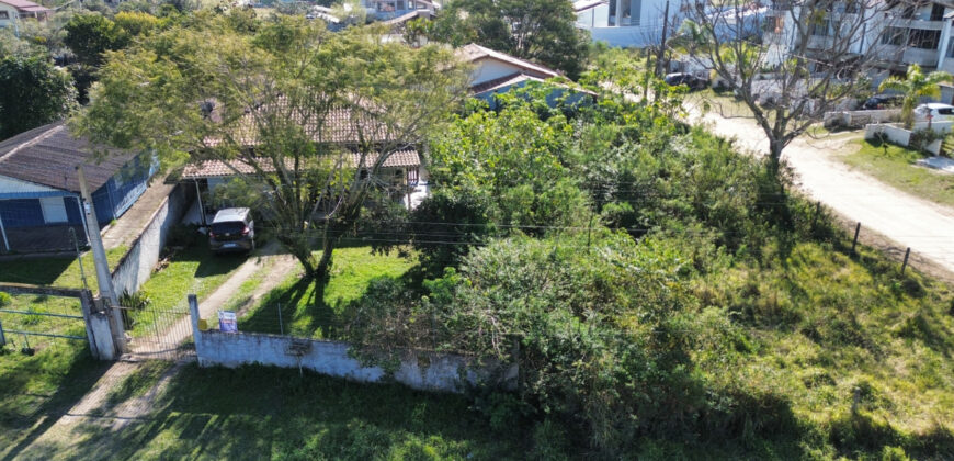 Casa em frente a Lagoa de Ibiraquera, no bairro Alto Arroio, Imbituba/SC