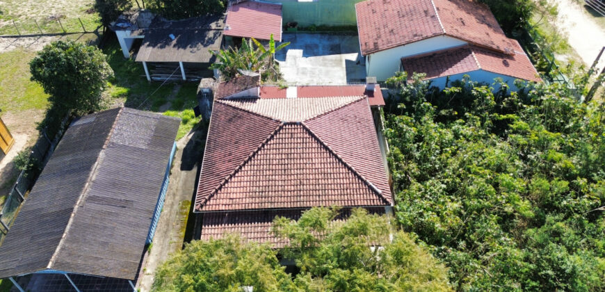 Casa em frente a Lagoa de Ibiraquera, no bairro Alto Arroio, Imbituba/SC