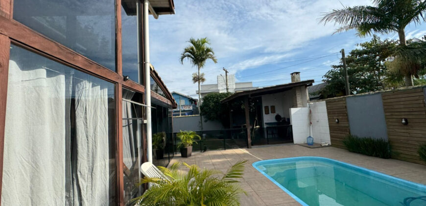 Casa na Praia do Rosa, á 400 metros da SurfLand Brasil 