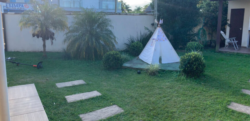Casa na Praia do Rosa, á 400 metros da SurfLand Brasil 