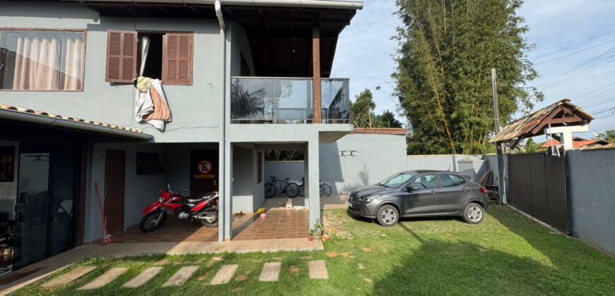 Casa na Praia do Rosa, á 400 metros da SurfLand Brasil 