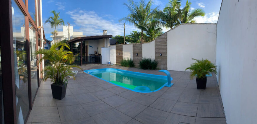 Casa na Praia do Rosa, á 400 metros da SurfLand Brasil 