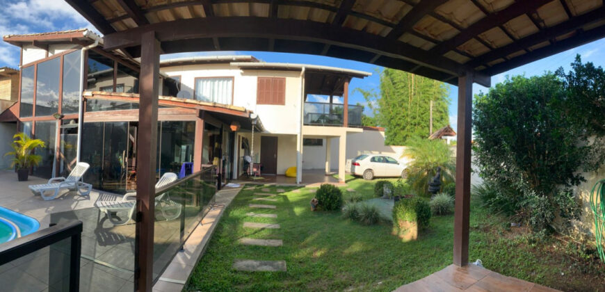 Casa na Praia do Rosa, á 400 metros da SurfLand Brasil 