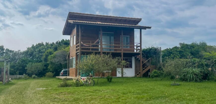 Casa à Venda na Beira da Lagoa Doce – Vista Privilegiada!