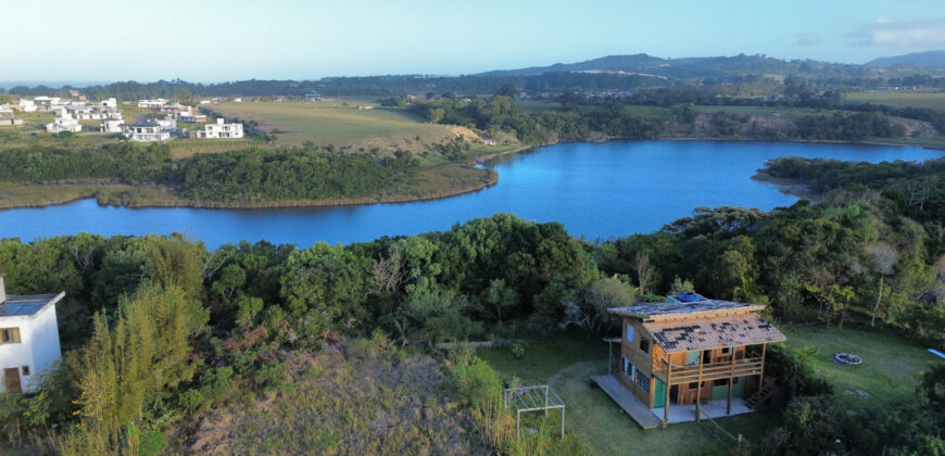Casa à Venda na Beira da Lagoa Doce – Vista Privilegiada!