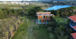 Casa à Venda na Beira da Lagoa Doce – Vista Privilegiada!