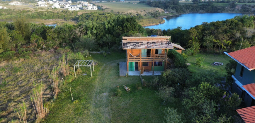 Casa à Venda na Beira da Lagoa Doce – Vista Privilegiada!